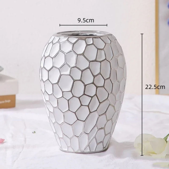 Biały ceramiczny wazon ze złotym wzorem, minimalistyczna i elegancka dekoracja domu.
