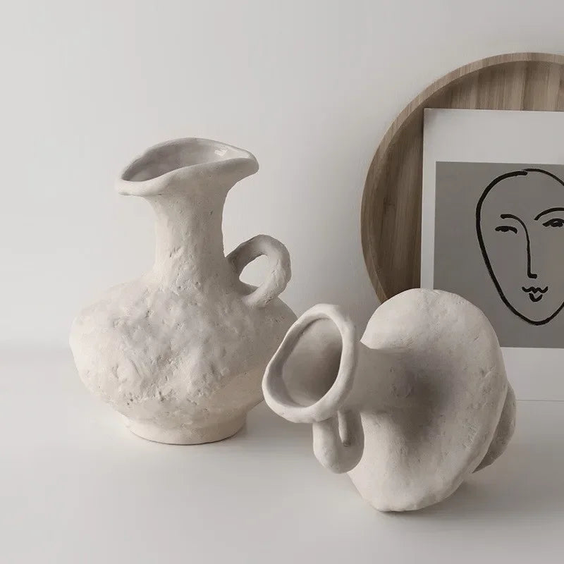 Nowoczesny wazon ceramiczny o unikalnej fakturze, wyrafinowany dodatek do wystroju domu.