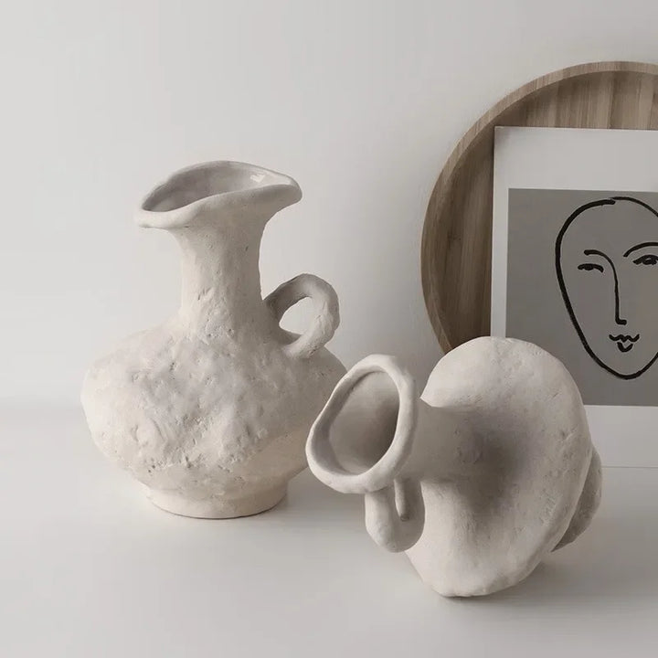 Nowoczesny wazon ceramiczny o unikalnej fakturze, wyrafinowany dodatek do wystroju domu.