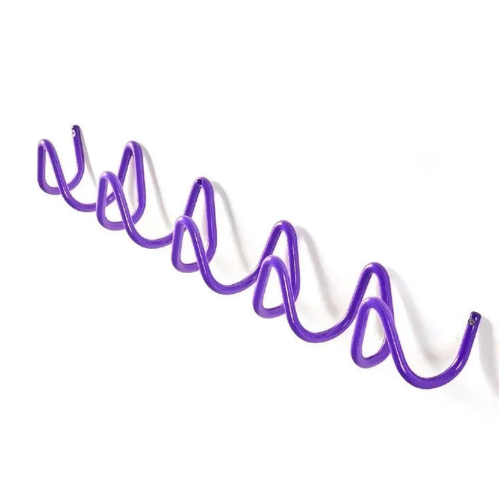 Falisty wieszak ścienny, eleganckie przechowywanie w przedpokoju, z dbałością o styl.