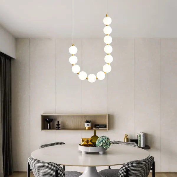 Wielopoziomowy żyrandol kryształowy, symbol elegancji i stylu. Lampa wisząca do stylowego holu.