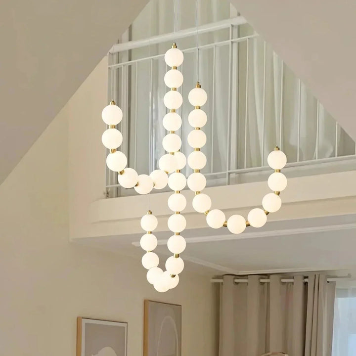 Oświetlenie luksusowe: Żyrandol kryształowy, duża lampa wisząca. Stworzy atmosferę splendoru w salonie.