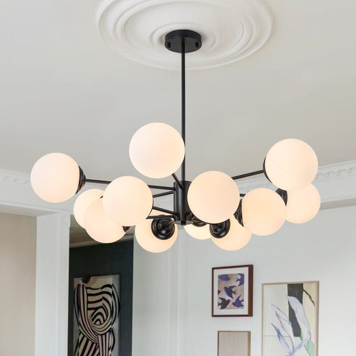 Lampa wisząca Sputnik z białego szkła opalowego. Designerski żyrandol do eleganckich wnętrz.