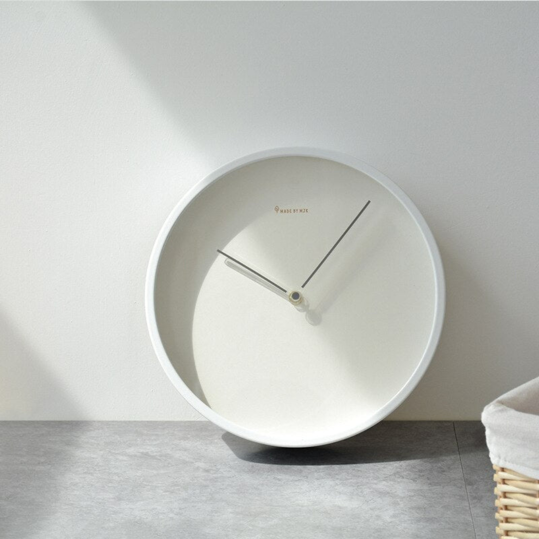 Elegancki zegar ścienny o minimalistycznym designie, idealny do nowoczesnych wnętrz. Cicha praca mechanizmu kwarcowego.
