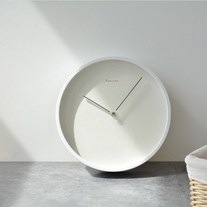Elegancki zegar ścienny o minimalistycznym designie, idealny do nowoczesnych wnętrz. Cicha praca mechanizmu kwarcowego.
