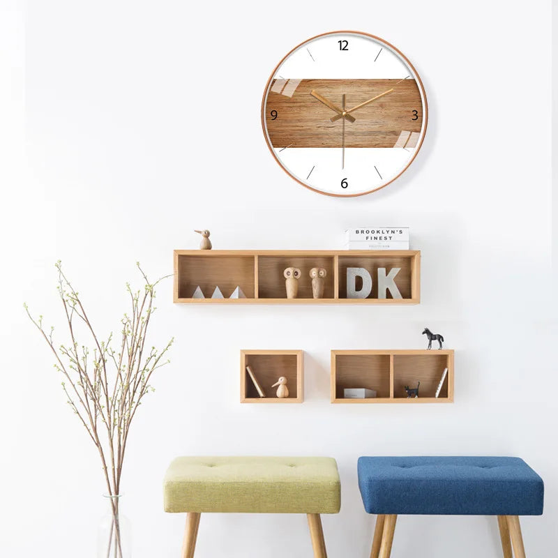 Minimalistyczny drewniany zegar ścienny, okrągły, cichy, idealny do nowoczesnych wnętrz salonu.