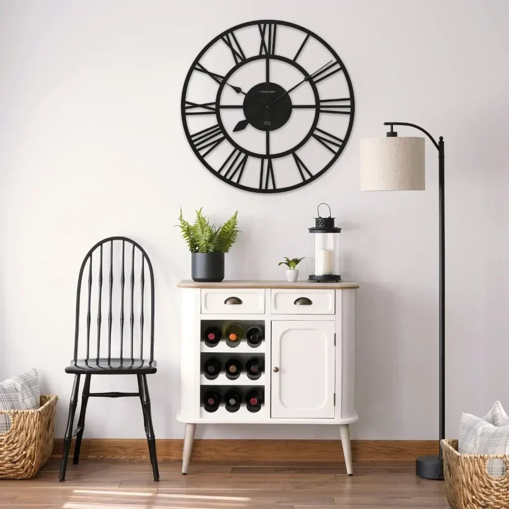 Duży zegar ścienny z rzymskimi cyframi, wykonany z drewna i metalu. Klasyczny design do salonu.