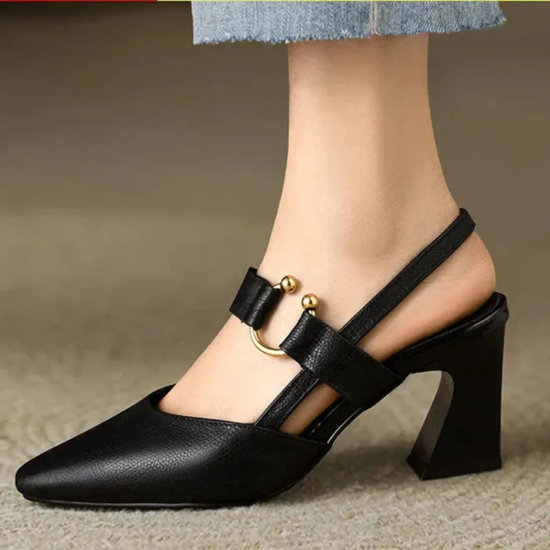 Eleganckie beżowe damskie buty ortopedyczne na stabilnym obcasie, idealne do pracy i na co dzień, zapewniające komfort.