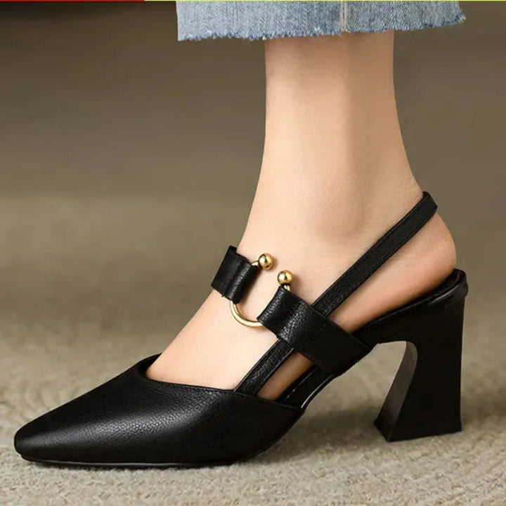 Eleganckie beżowe damskie buty ortopedyczne na stabilnym obcasie, idealne do pracy i na co dzień, zapewniające komfort.
