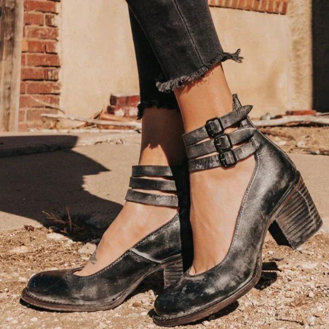 Czarne eleganckie damskie buty na obcasie. Stylowe obuwie wizytowe, komfortowe i stabilne, idealne na co dzień.