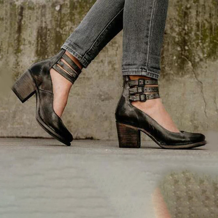 Damskie stylowe czarne buty na obcasie. Eleganckie obuwie damskie, stabilny obcas. Idealne do modnych stylizacji.