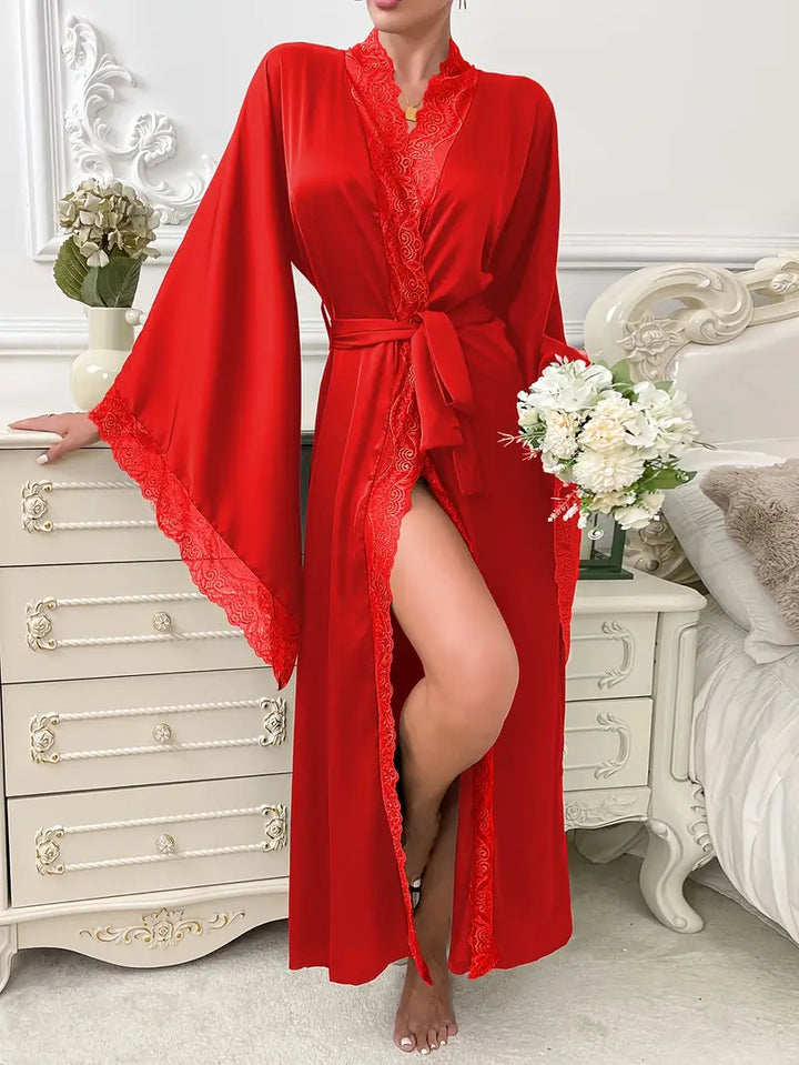 Eleganckie, długie kimono damskie z koronki, z paskiem i szerokimi rękawami, idealne do relaksu.