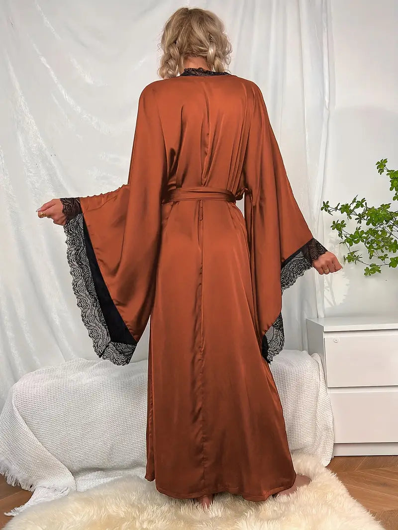 Domowe, długie kimono damskie z koronki, z paskiem i szerokimi rękawami, dla maksymalnego komfortu.
