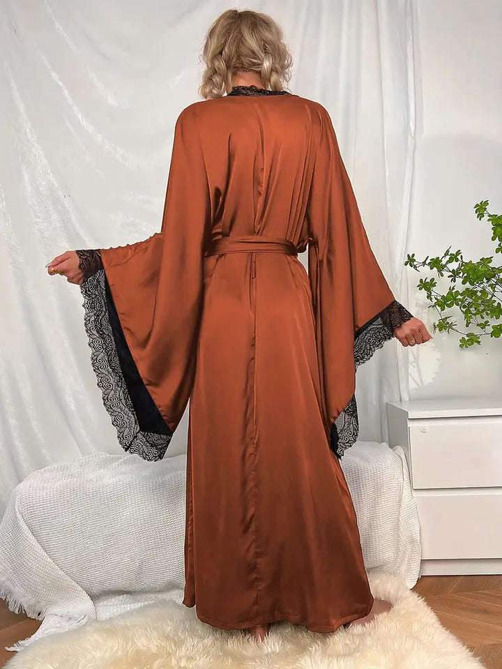 Domowe, długie kimono damskie z koronki, z paskiem i szerokimi rękawami, dla maksymalnego komfortu.
