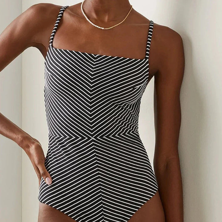 Eleganckie damskie bikini w paski, czarny modny strój kąpielowy na lato, idealny na plażę.