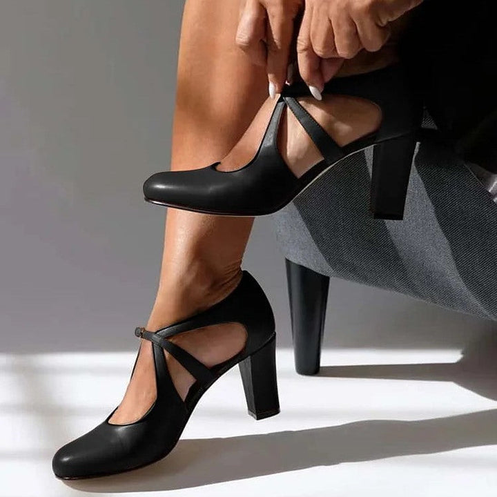 Stylowe zielone czółenka damskie z zakrytym przodem i paskiem, na słupku. Eleganckie buty na każdą okazję.