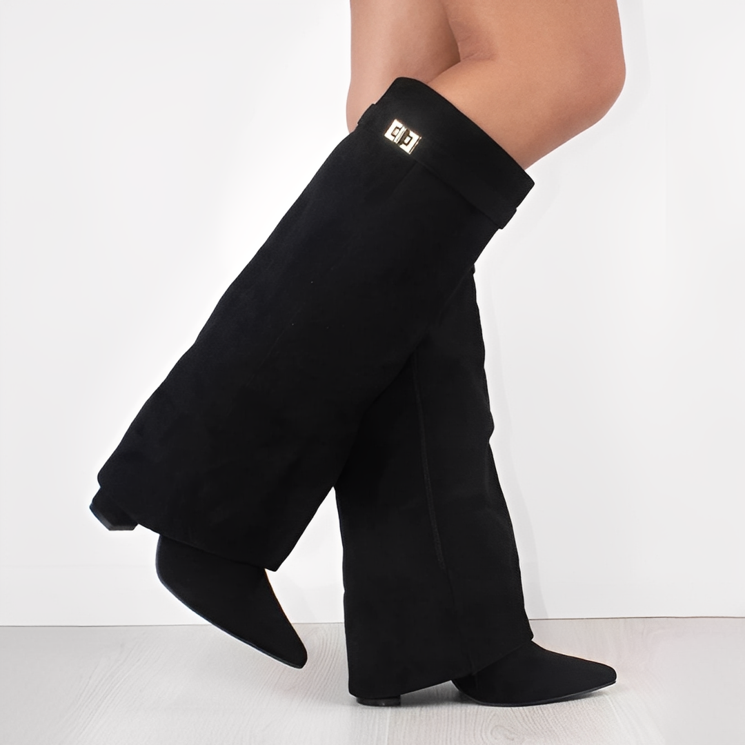 Wysokie beżowe kozaki damskie z szeroką cholewką, zapewniające wygodę i elegancki look.