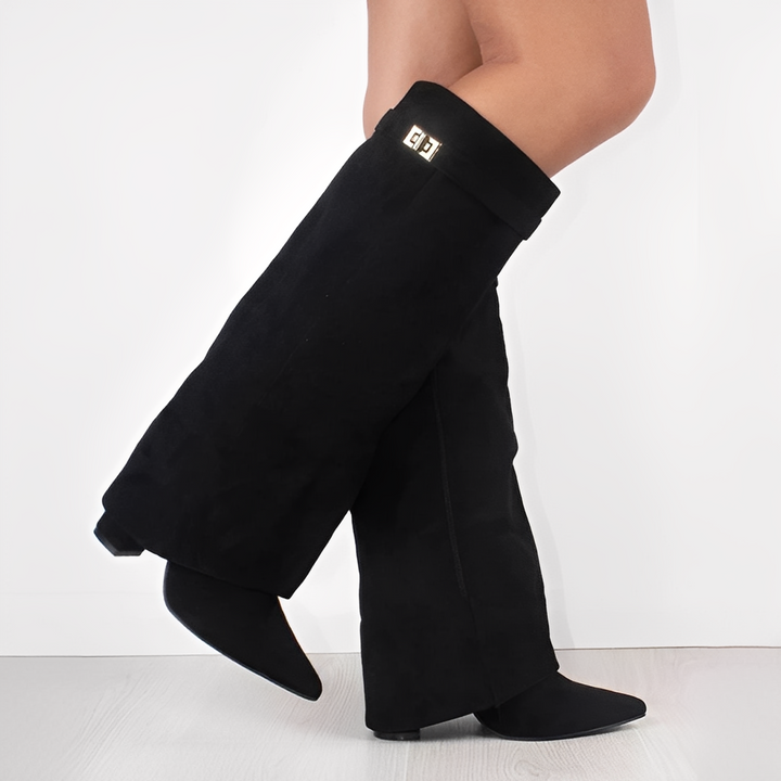 Wysokie beżowe kozaki damskie z szeroką cholewką, zapewniające wygodę i elegancki look.