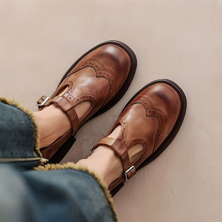 Eleganckie damskie płaskie buty do biura i na co dzień, zapewniające komfort i klasyczny styl. Idealne do wielu stylizacji.