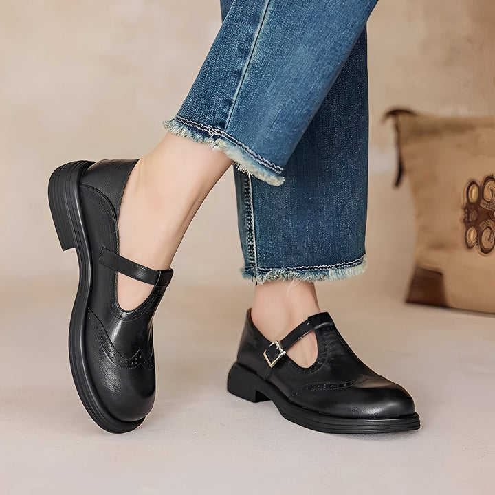 Komfortowe damskie płaskie buty, doskonałe do codziennych stylizacji. Eleganckie i wygodne obuwie na spacer i do pracy.