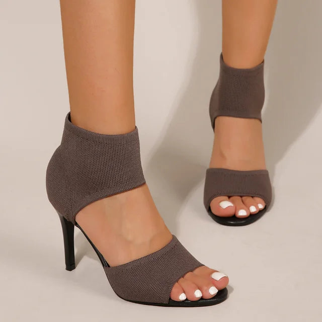 Czarne damskie ortopedyczne buty na obcasie. Eleganckie, komfortowe sandały dla nowoczesnej kobiety.