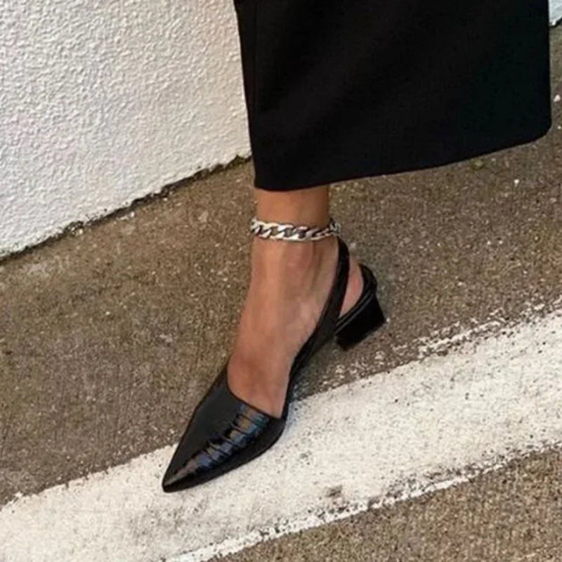 Modne czarne sandały damskie slingback na słupku. Szpiczasty nosek, idealne jako obuwie do pracy lub na imprezę.