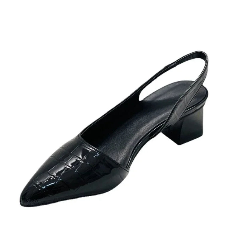 Brązowe damskie sandały slingback na słupku. Eleganckie obuwie ze szpiczastym noskiem, modne i wygodne na co dzień.