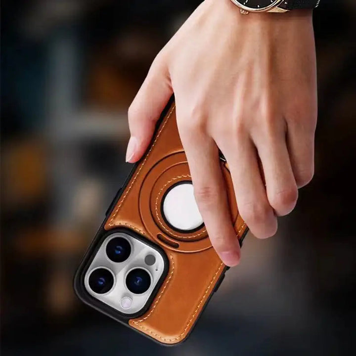 Detal etui iPhone ze skóry PU. Widoczna tekstura materiału, MagSafe i podstawka.