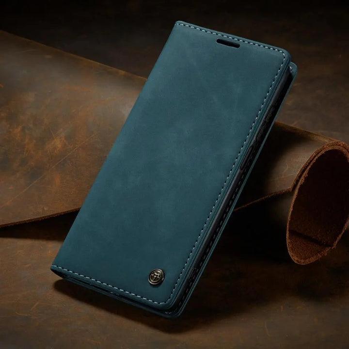 Etui portfel Samsung Galaxy widoczne z boku, wykonane ze skóry PU. Podkreśla elegancję i smukłość.