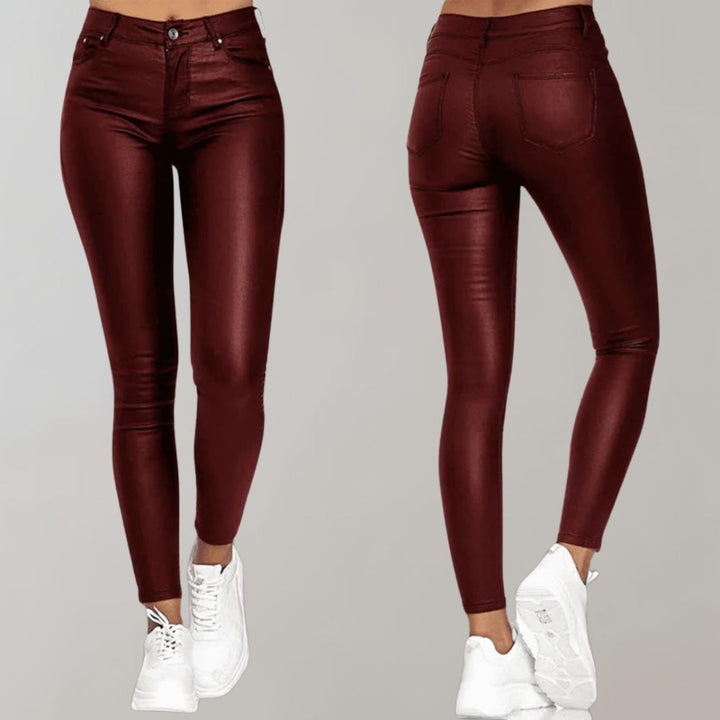 Wygodne spodnie damskie z ekoskóry. Modny fason, eleganckie, idealne do stylizacji casual i smart casual.