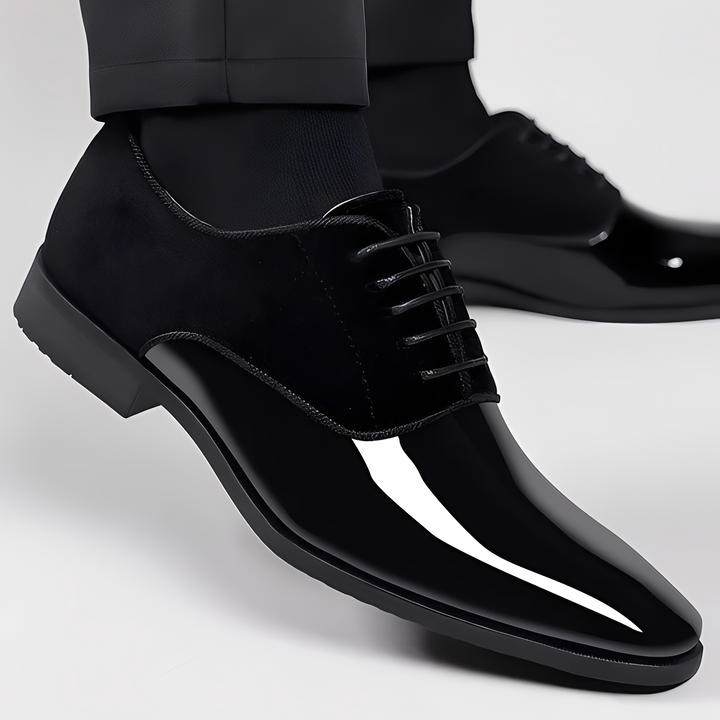 Klasyczne, czarne buty męskie eleganckie, sznurowane. Perfekcyjne do garnituru, moda męska na każdą okazję.