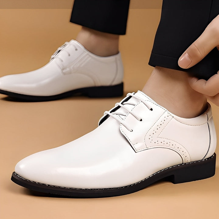 Eleganckie męskie buty formalne sznurowane, idealne do garnituru. Klasyczny styl i komfort.