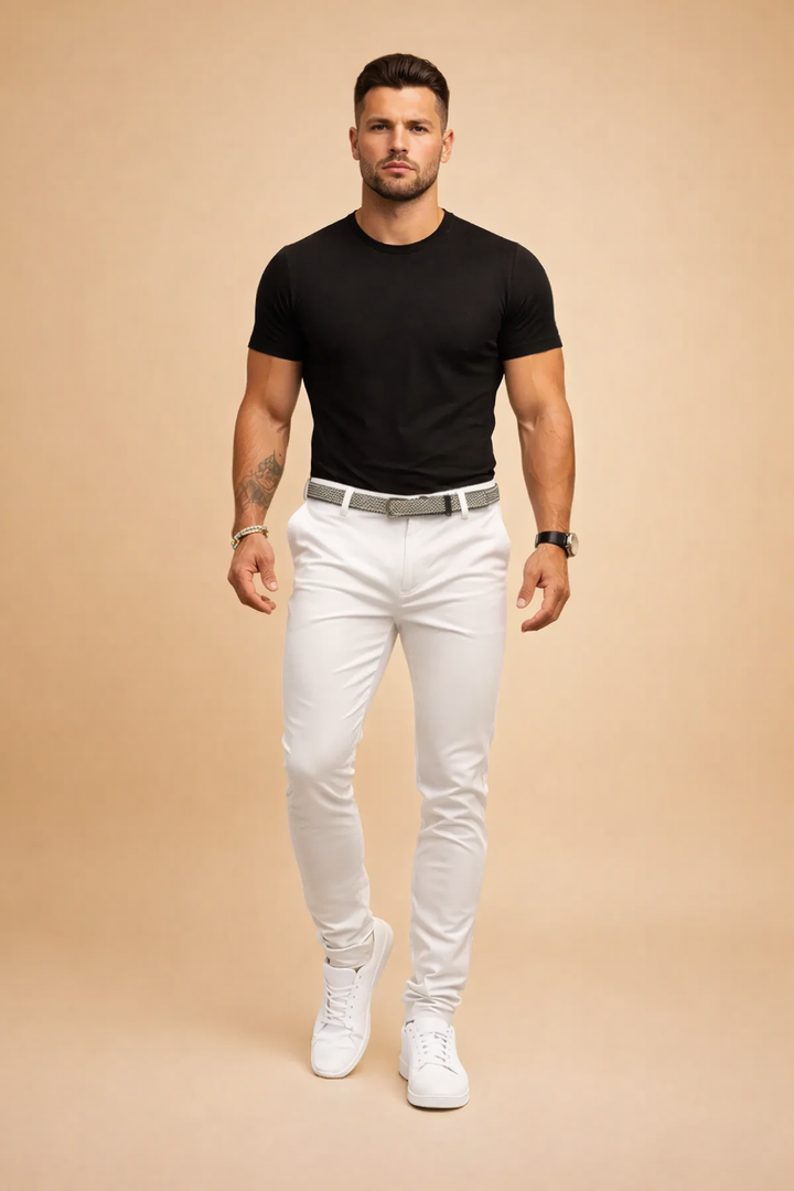 Modne białe męskie spodnie slim fit. Komfortowe i stylowe, świetne na co dzień oraz specjalne okazje.