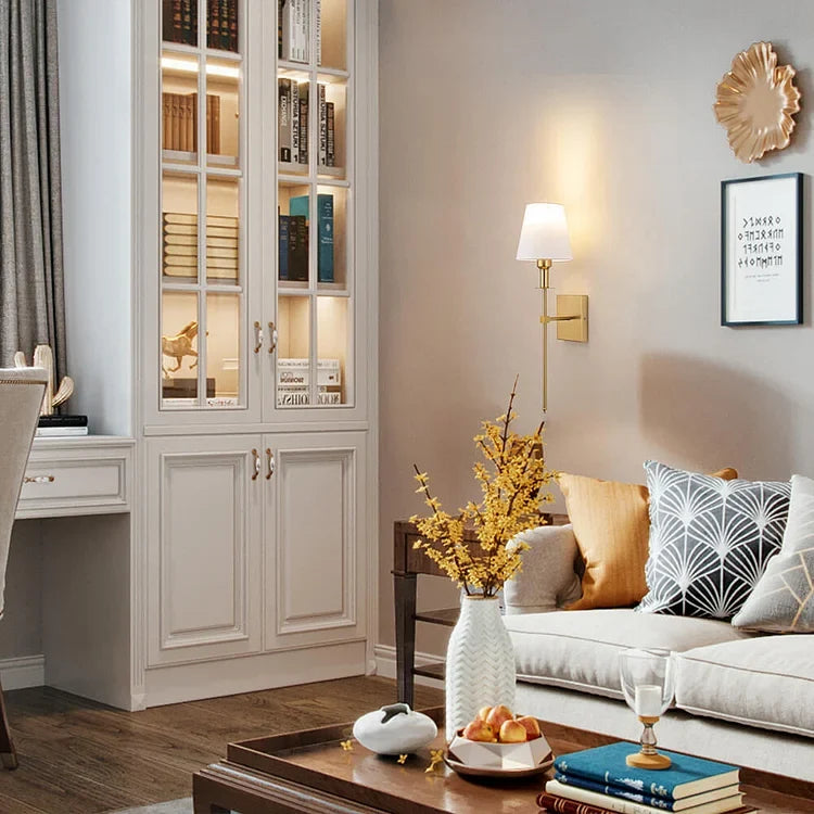 Elegancka złota lampa ścienna bezprzewodowa w nowoczesnym salonie
