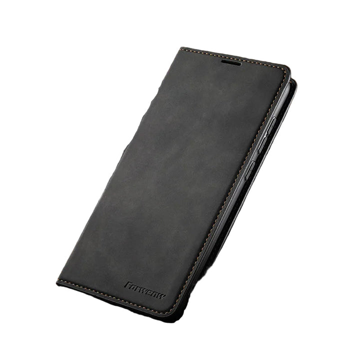Czarne magnetyczne etui na telefon w ujęciu ukośnym prezentujące markowe wytłoczenie.