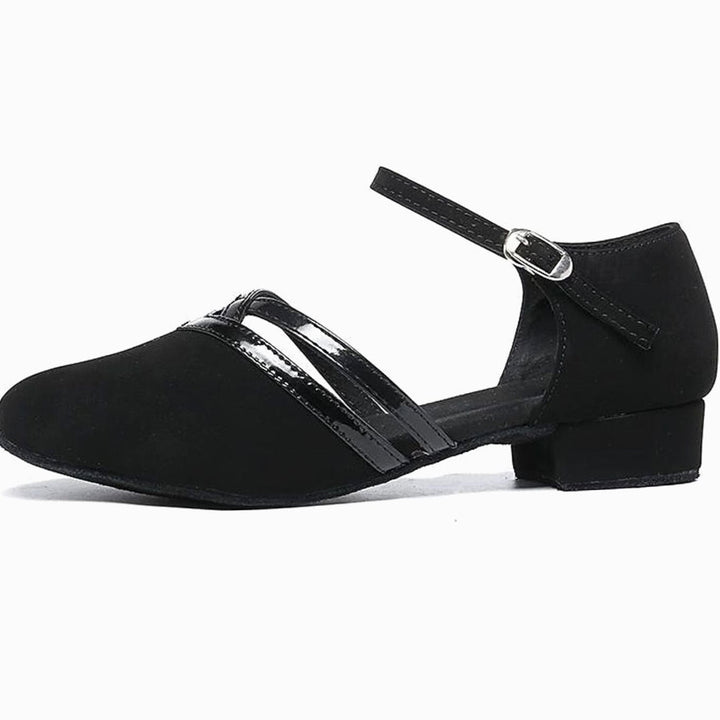 Wygodne buty do tańca towarzyskiego na słupku zapięte na elegancki pasek