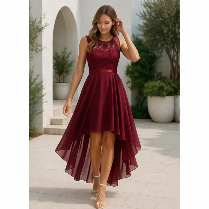 Modelka w eleganckiej sukience maxi o asymetrycznym kroju w kolorze bordowym