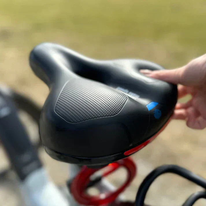 Ergonomiczne siodełko żelowe zamontowane na rowerze, gotowe do komfortowej jazdy.