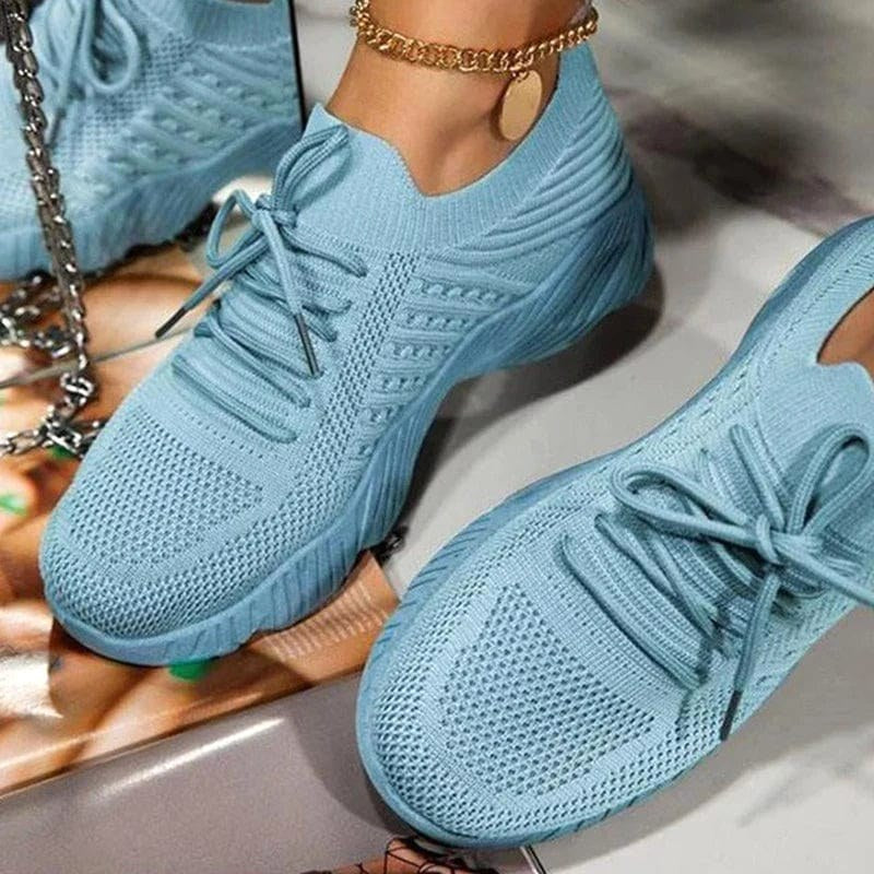 Błękitne damskie buty ortopedyczne slip-on Esme prezentowane na nogach