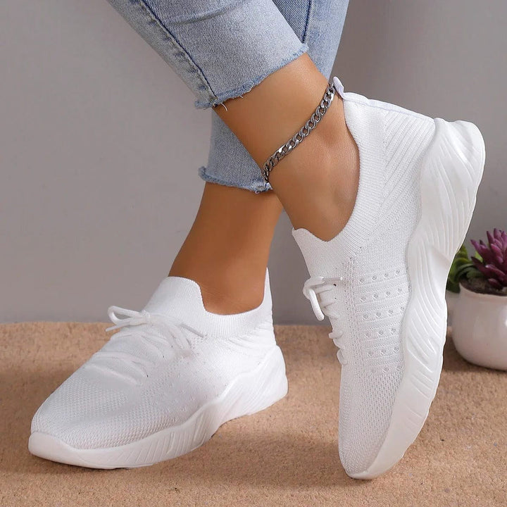 Białe damskie buty ortopedyczne slip-on w codziennej stylizacji
