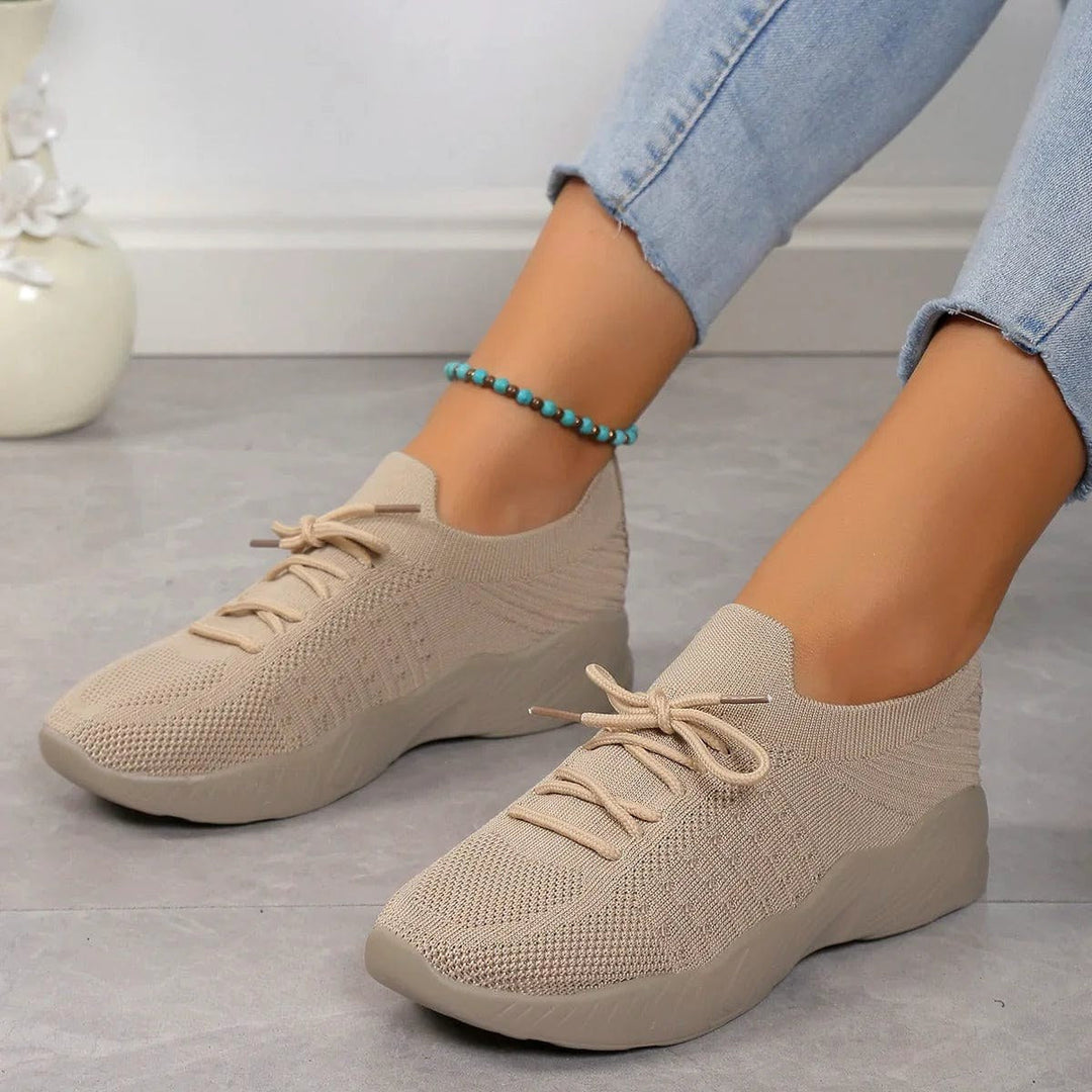 Damskie buty ortopedyczne slip-on Esme widoczne z profilu, wygodne obuwie codzienne