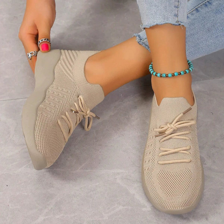 Damskie buty slip-on Esme na stopie, stylowe i komfortowe obuwie na co dzień