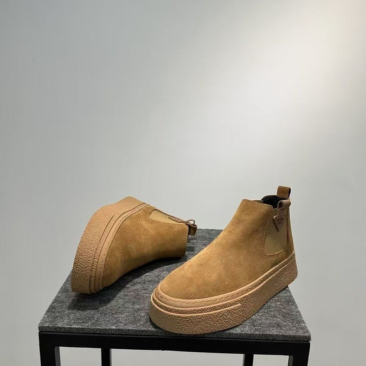 Wygodne obuwie damskie chelsea boots w kolorze morelowym na platformie.