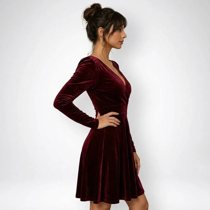 Elegancka sukienka mini z rozkloszowanym dołem i dekoltem V, tył