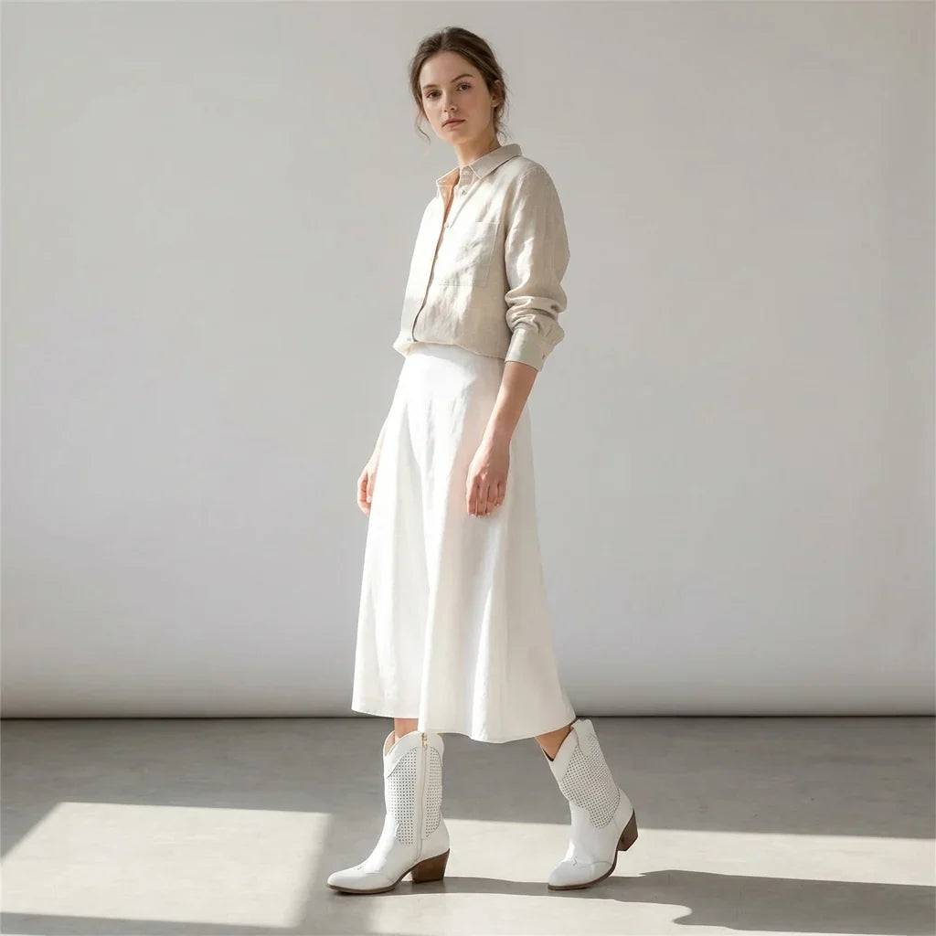 Damskie modne kowbojki na obcasie w stylu western – widok z boku na eleganckie buty