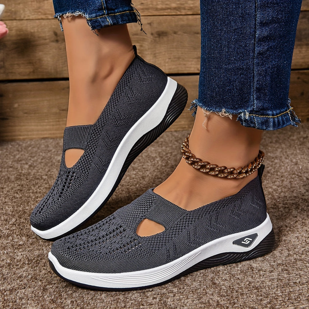 Stylowe buty codzienne damskie wsuwane, widok od góry na ażurową strukturę