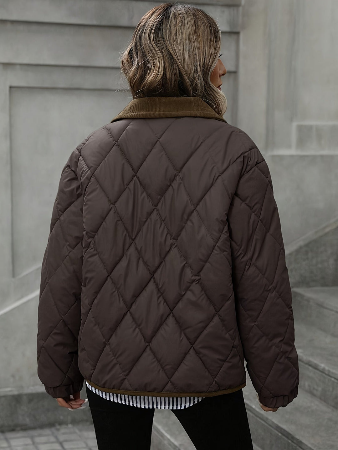 Tył brązowej kawowej pikowanej kurtki damskiej o swobodnym kroju