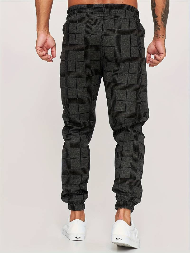 Stylowe męskie spodnie joggery w kratę, krój slim fit, widok z przodu