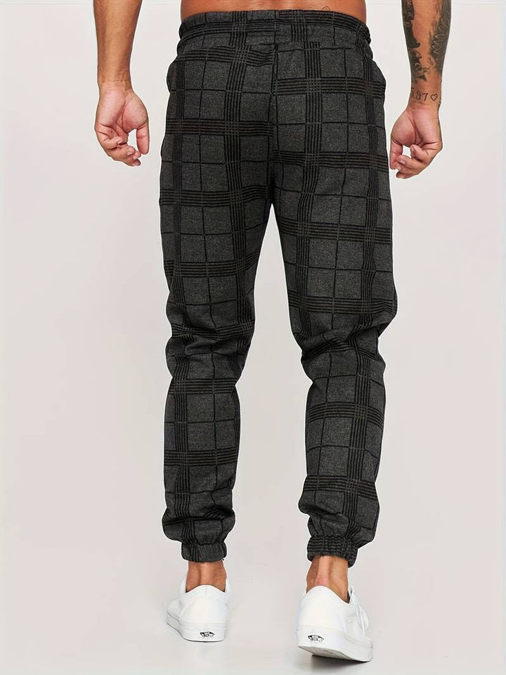 Stylowe męskie spodnie joggery w kratę, krój slim fit, widok z przodu