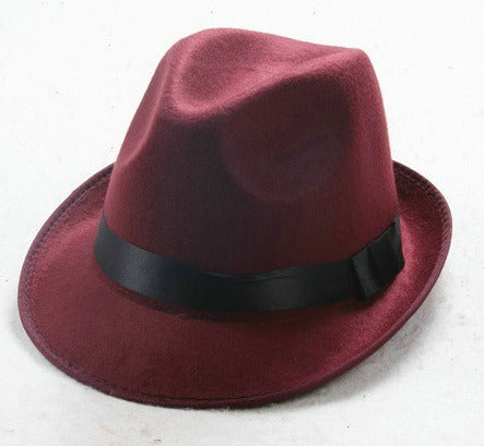 Klasyczna fedora damska w zbliżeniu pokazująca fakturę materiału